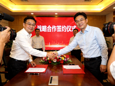 战略合作签约仪式现场照片 - 双方代表握手合作