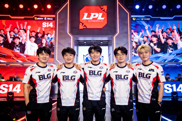 BLG战队在S14赛场上的团队合影，展现LPL赛区风采
