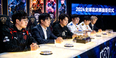 S赛正赛抽签仪式现场，各队代表神情严肃等待分组结果