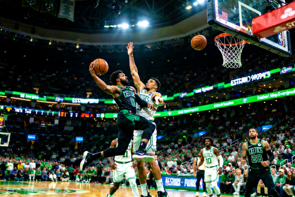 NBA季后赛东部决赛第一场精彩瞬间，球员突破上篮