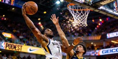NBA季后赛激烈对抗，球员飞身扣篮瞬间
